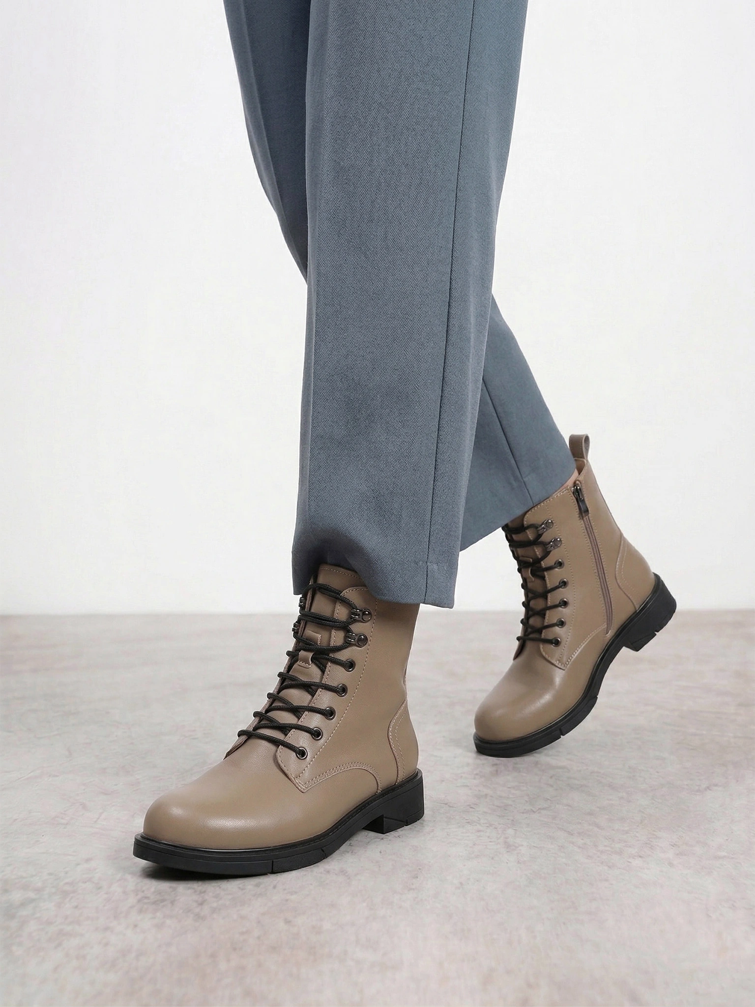 Ботинки-дерби бежевого цвета из натуральной кожи